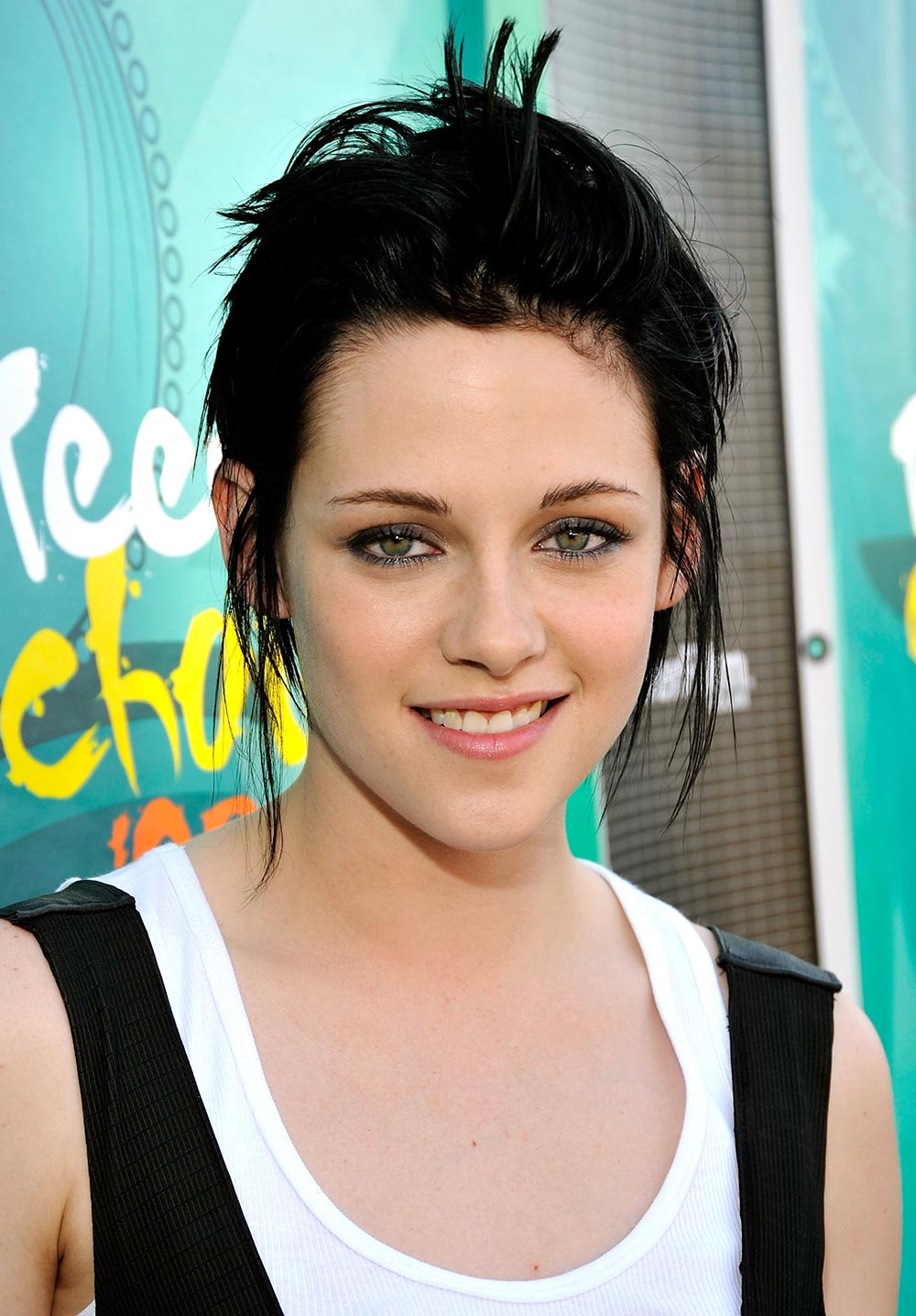 Contrary to what Bella Swan would wear in Twilight, Kristen Stewart donned a spiky Rock &amp; Republic dress with a 60s inspired pompadour and ponytail at the ... - kristen-stewart-with-60s-inspired-rock-and-roll-hair-at-2009-teen-choice-awards