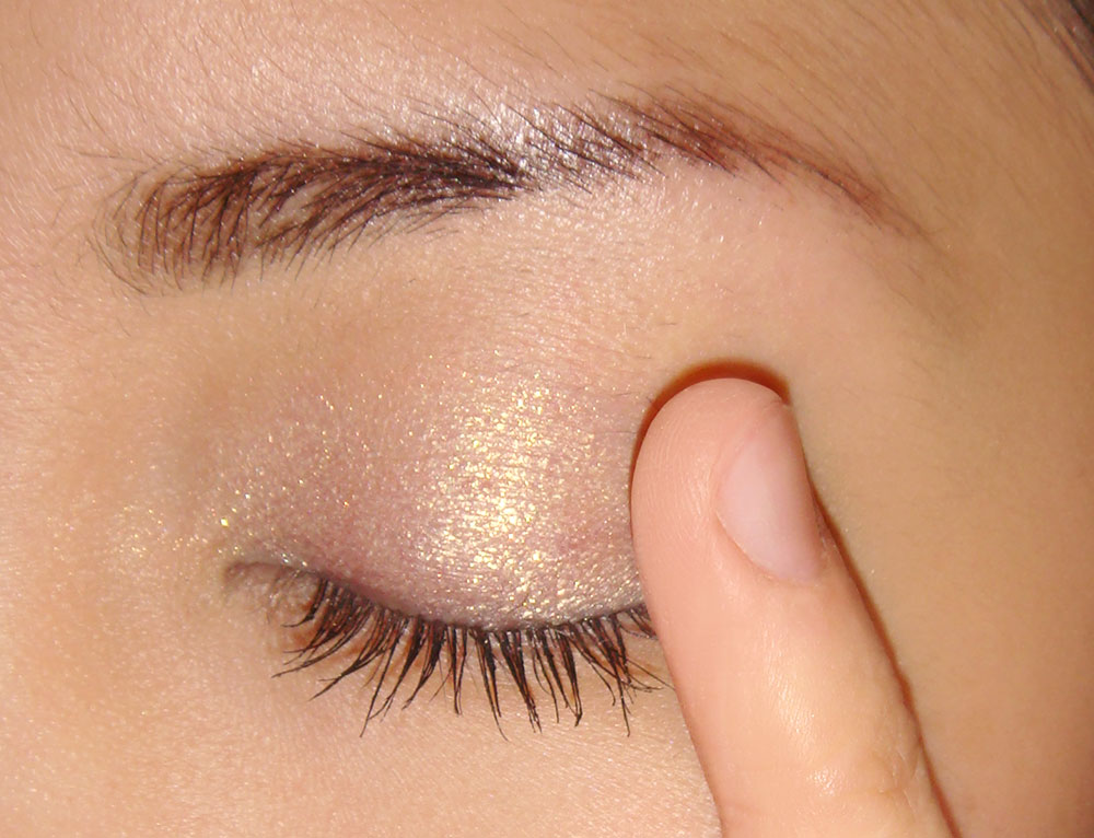 pale gold eyeshadow