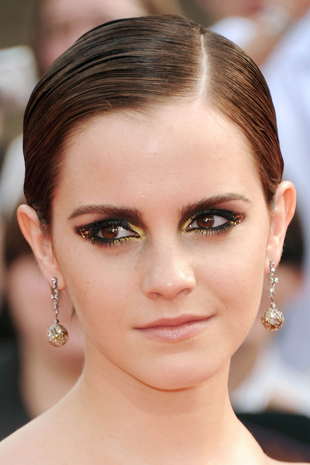 Makeup Tutorial: Emma Watson’s Dramatic Gold and Black Cat Eye – Makeup