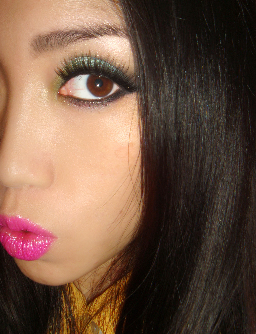 Turquoise eyeshadow with hot pink lips