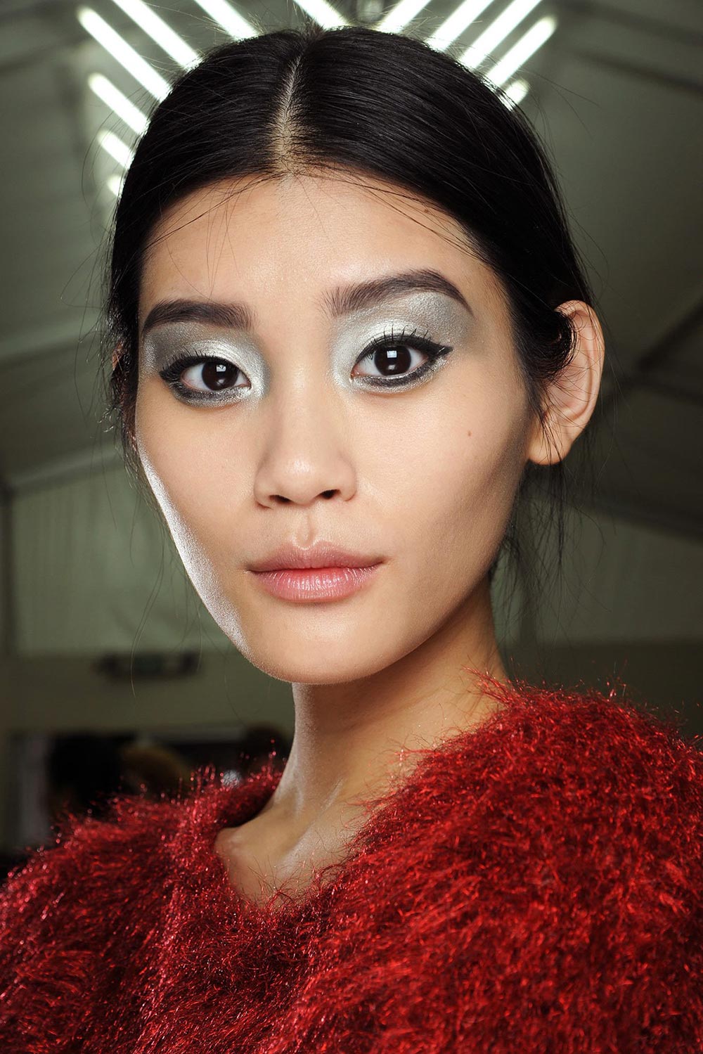 runway-beauty-platinum-eyes-and-pink-lips-at-chanel-spring-summer-2013