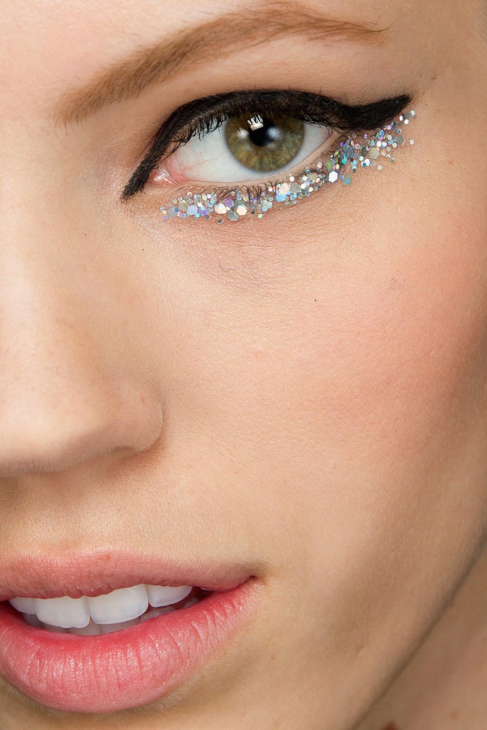 Glitter eyeliner at Chanel Spring 2014 Couture