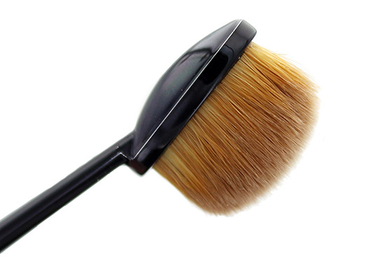 Closeup of MAC Masterclass Oval 3 Brush