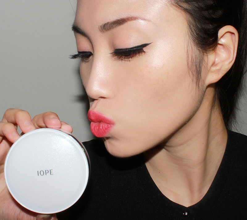 Wearing IOPE Air Cushion XP Foundation in C23 Cover Beige