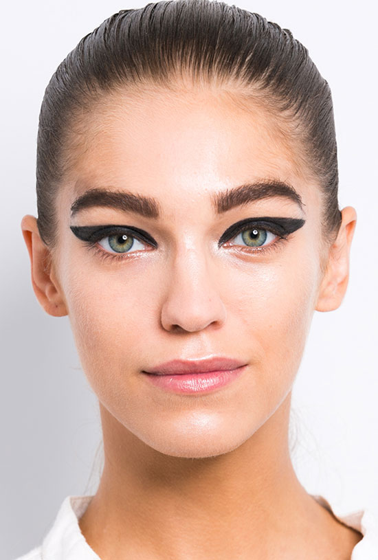 Graphic eye makeup at Cushnie et Ochs Spring/Summer 2015