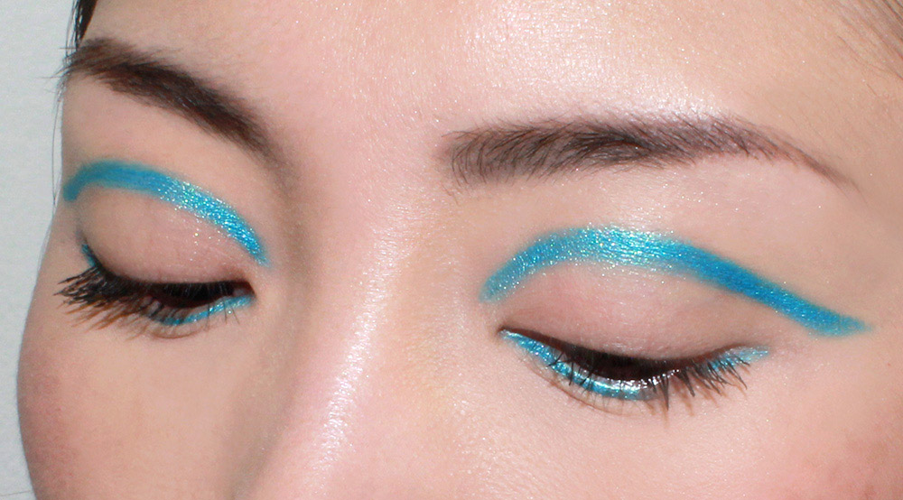 Turquoise graphic eyeliner look