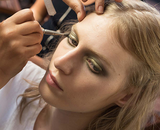 Atelier Versace Fall 2015 Couture backstage makeup look