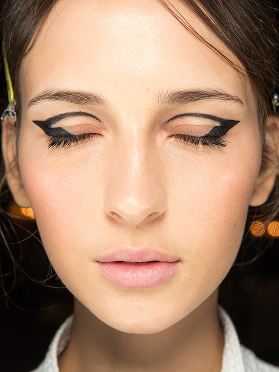 oscar-de-le-renta-fall-2016-graphic-eyeliner