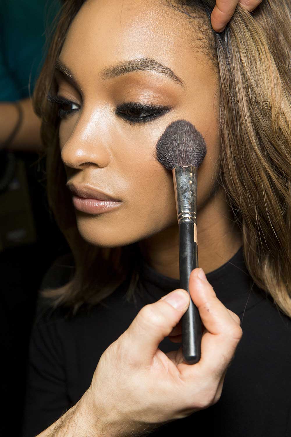 Versace A/W 2016 backstage makeup