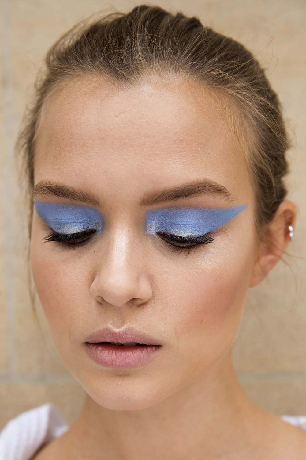 icy-blue-eyeshadow-atelier-versace-2016-couture