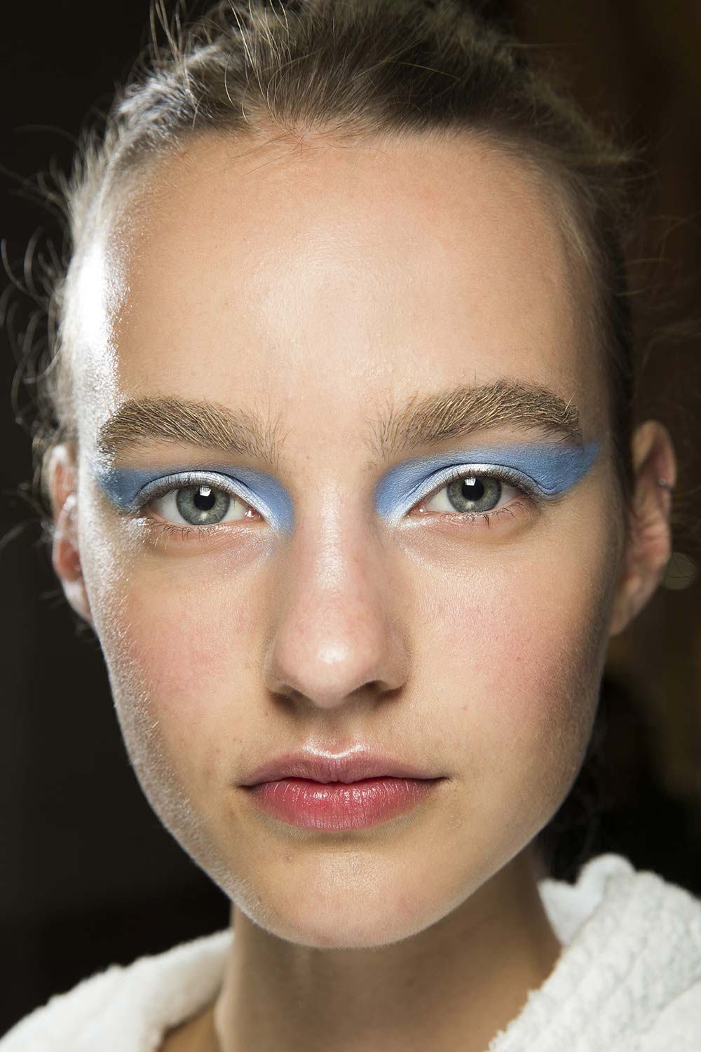 winged-blue-eyeshadow-atelier-versace-2016-couture