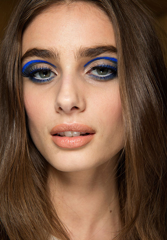 Runway Beauty: Graphic Cat Eye at Atelier Versace Spring 2015 Couture ...