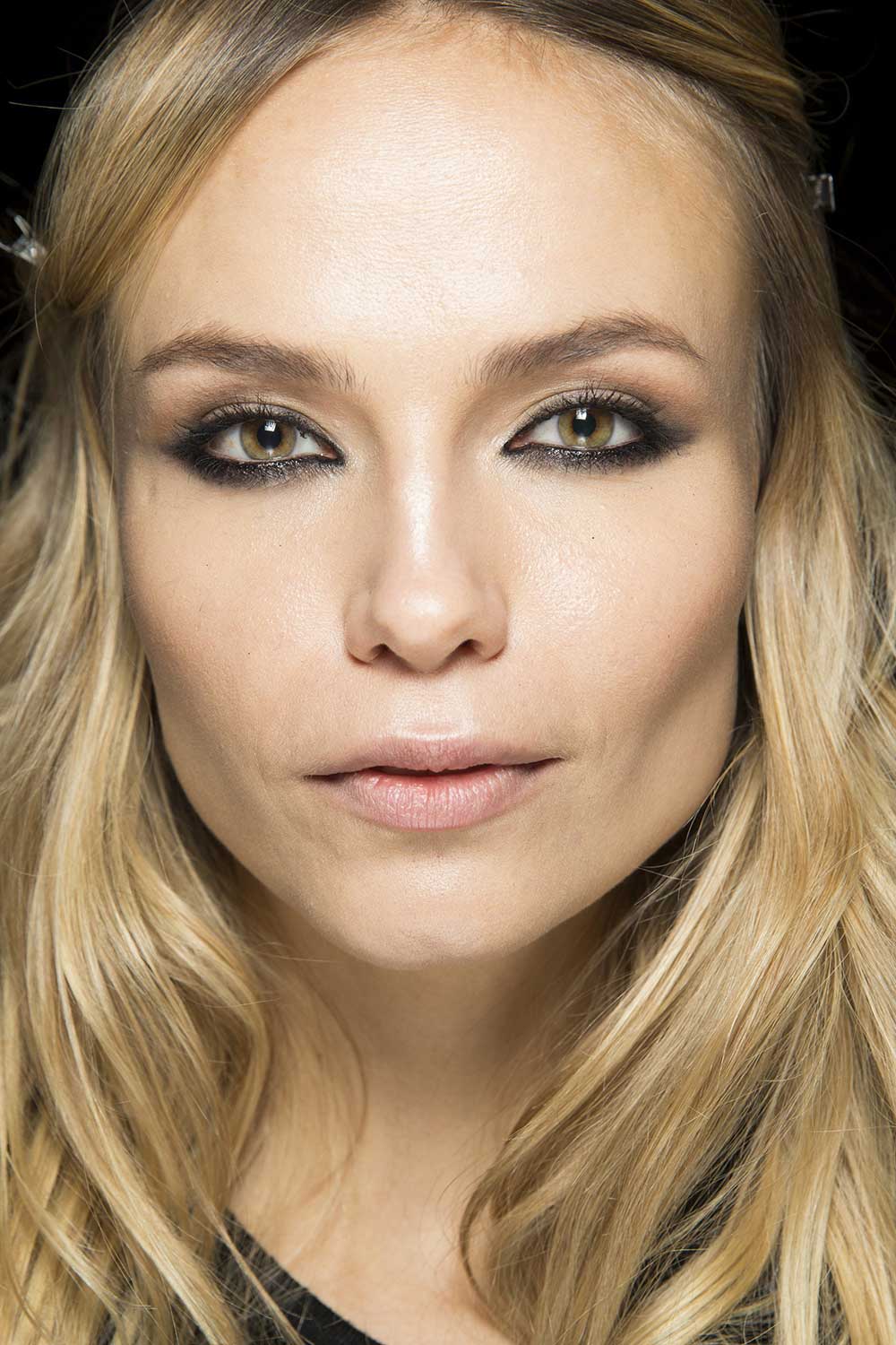 Runway Beauty: Kohl-Rimmed Eyes at Versace A/W 2016 – Makeup For Life