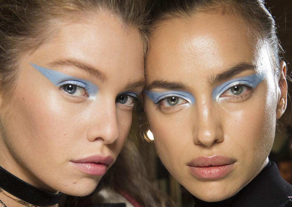 Runway Beauty: Icy Blue Eyes and Glitter Lips at Atelier Versace Fall ...